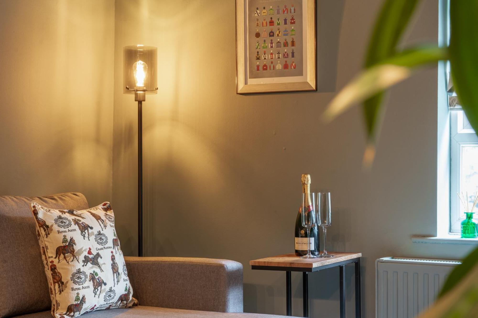The Saddlers Apartment York Exterior photo